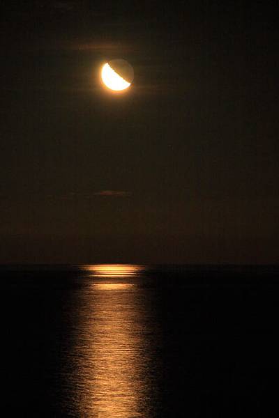 自海平面升起的月亮2.JPG