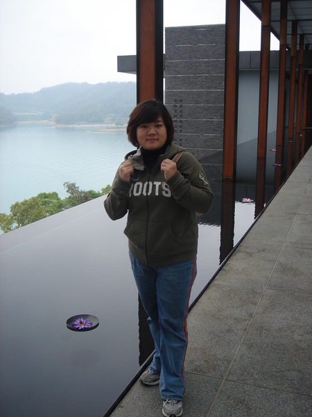 在走廊上留影的我