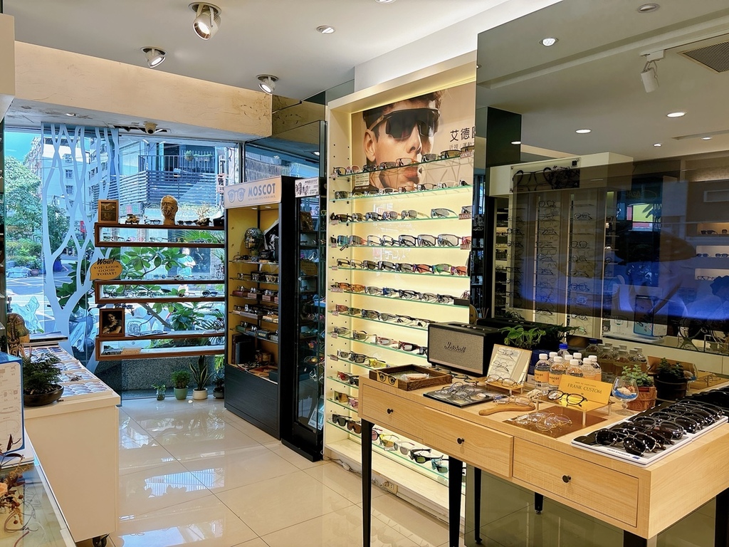 [生活] 新時代眼鏡風格店 720 Armour X A