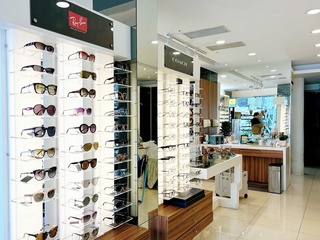 [生活] 新時代眼鏡風格店 720 Armour X A