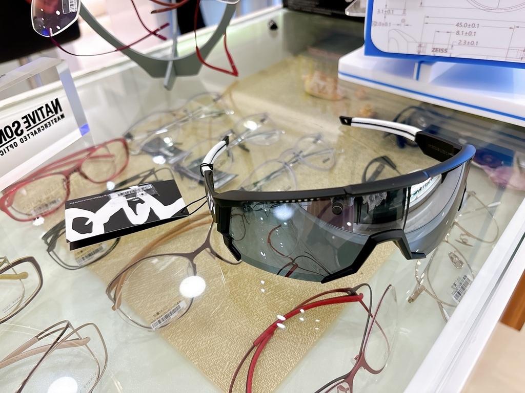 [生活] 新時代眼鏡風格店 720 Armour X A