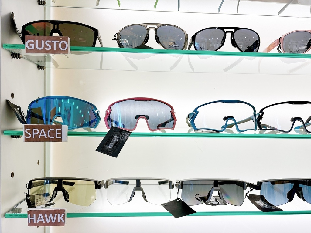 [生活] 新時代眼鏡風格店 720 Armour X A