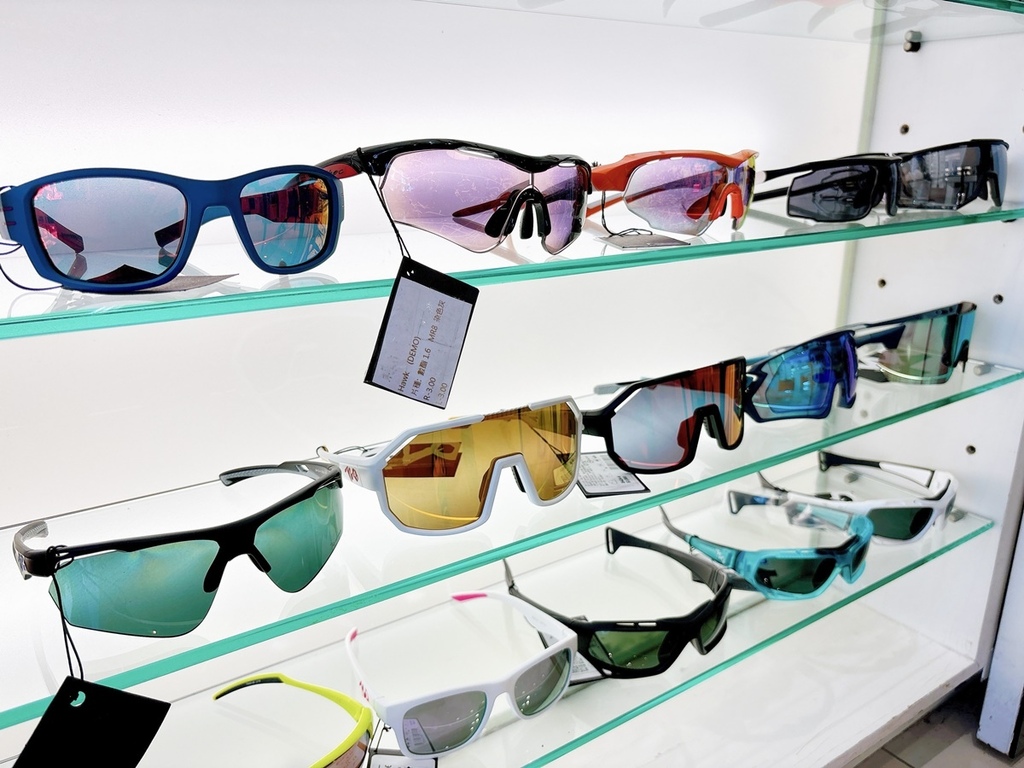 [生活] 新時代眼鏡風格店 720 Armour X A