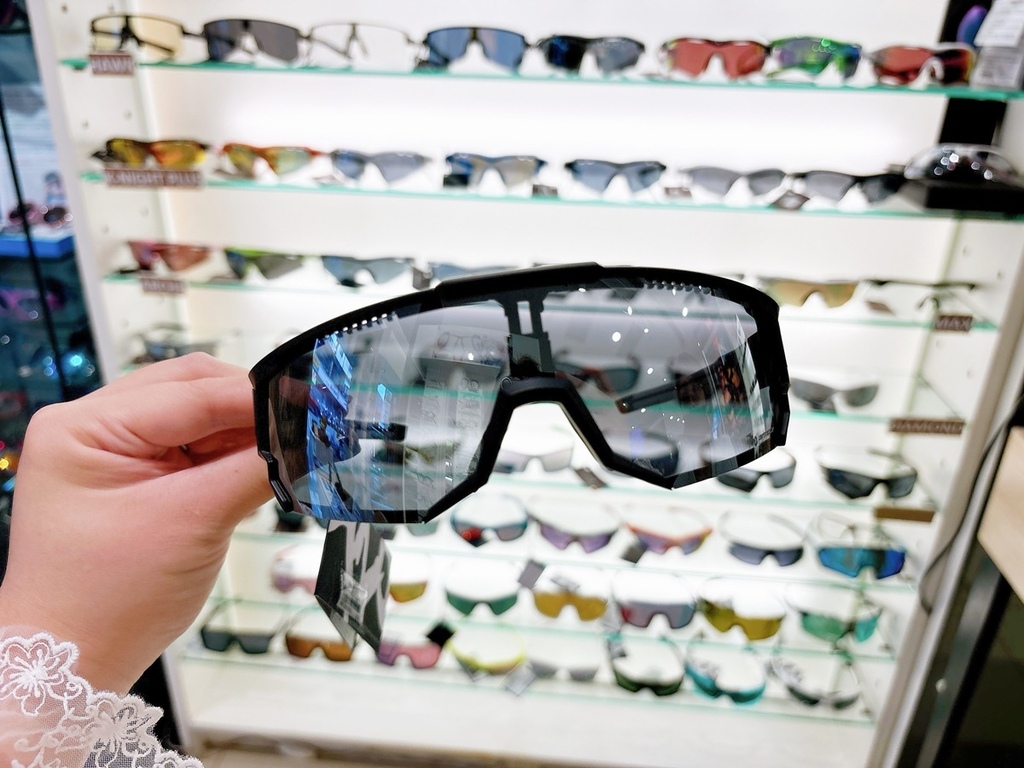 [生活] 新時代眼鏡風格店 720 Armour X A