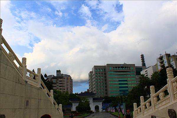 下過雨後，烏雲會蒸散。