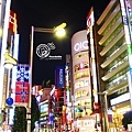 新宿的夜景迷幻得很熱情。