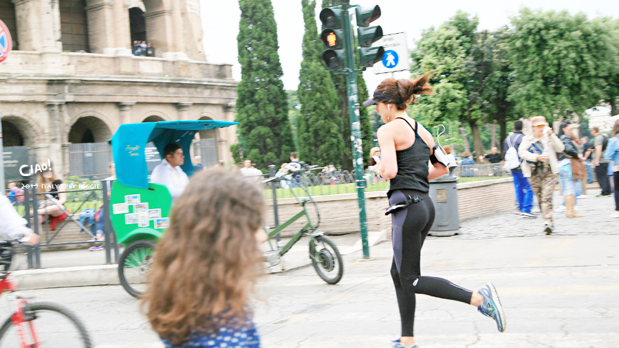 在羅馬競技場練跑 在羅馬競技場練跑
