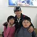 082248-卓老師與孩子們的合照.JPG