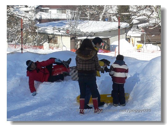 用雪盆滑雪~翻倒ㄉ華霸.jpg