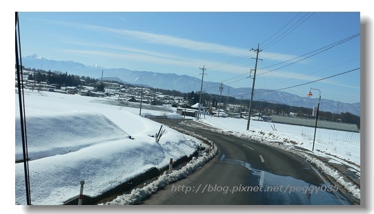 沿路兩旁都是積雪的稻田3.jpg