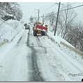 往合掌村路上~挖雪車拼命清路上的積雪.jpg
