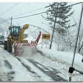 往合掌村路上~挖雪車拼命清路上的積雪2.jpg