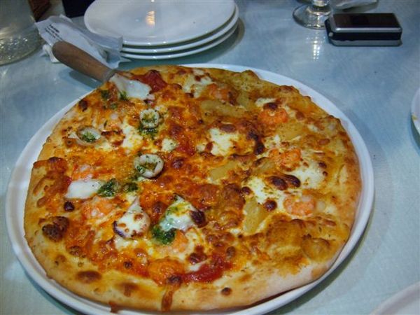 咖哩鮮蝦+蒜香番茄海鮮pizza.JPG