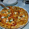 咖哩鮮蝦+蒜香番茄海鮮pizza.JPG