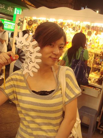 佳瑩買了一隻超可愛的扇子