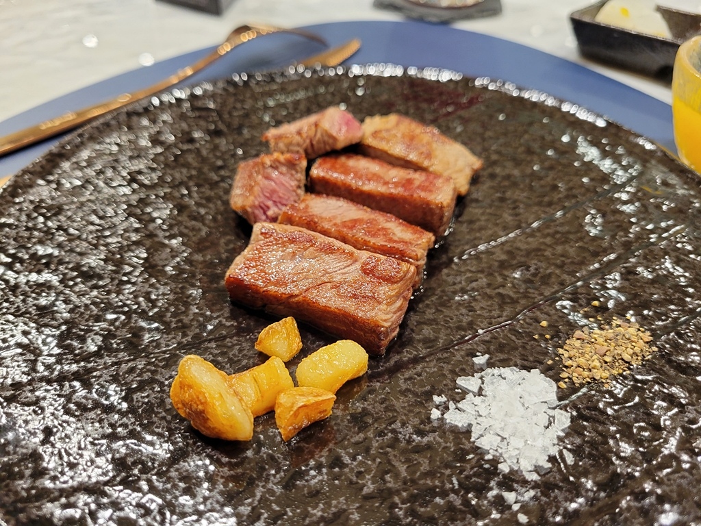 【美食】台灣連續兩年最難訂位的無菜單鐵板燒冠軍名店，Goog