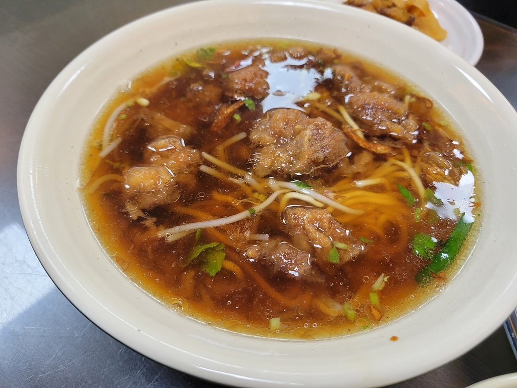 【美食】大甲鎮瀾宮周邊人氣美食推薦：特食豐原排骨酥麵，每一口