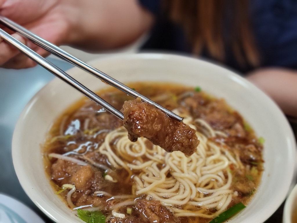 【美食】大甲鎮瀾宮周邊人氣美食推薦：特食豐原排骨酥麵，每一口