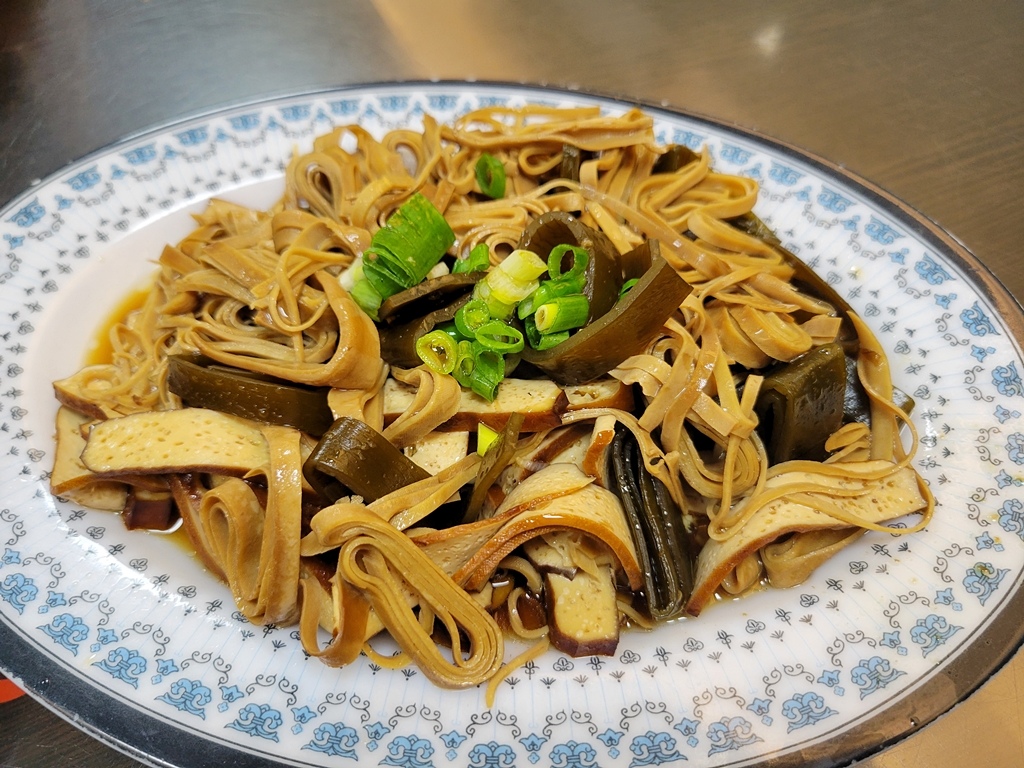 【美食】大甲鎮瀾宮周邊人氣美食推薦：特食豐原排骨酥麵，每一口