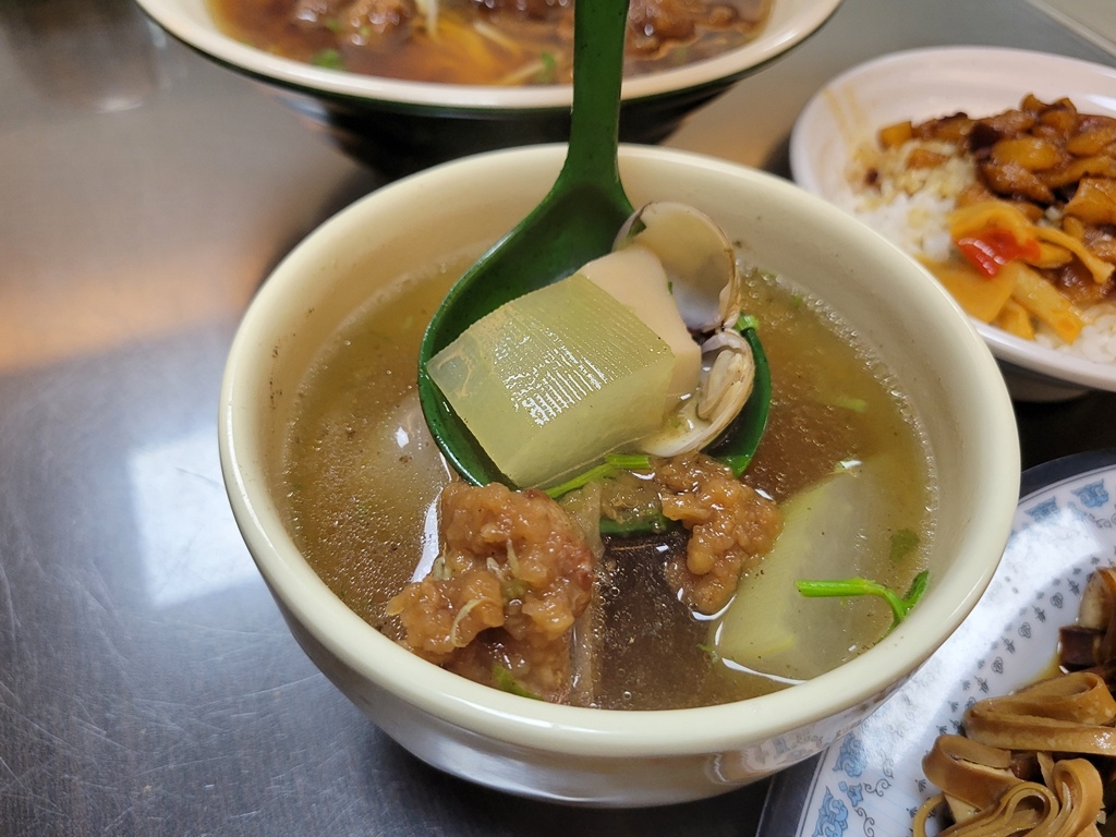 【美食】大甲鎮瀾宮周邊人氣美食推薦：特食豐原排骨酥麵，每一口