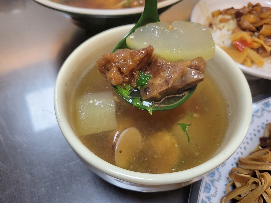 【美食】大甲鎮瀾宮周邊人氣美食推薦：特食豐原排骨酥麵，每一口