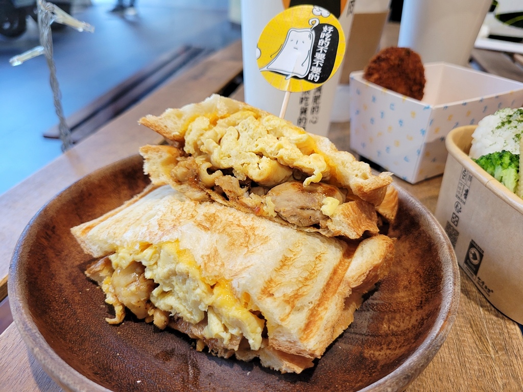 【美食】厭世也要好好吃飯！台中「厭世夯肉」輕食簡餐幫你充滿電