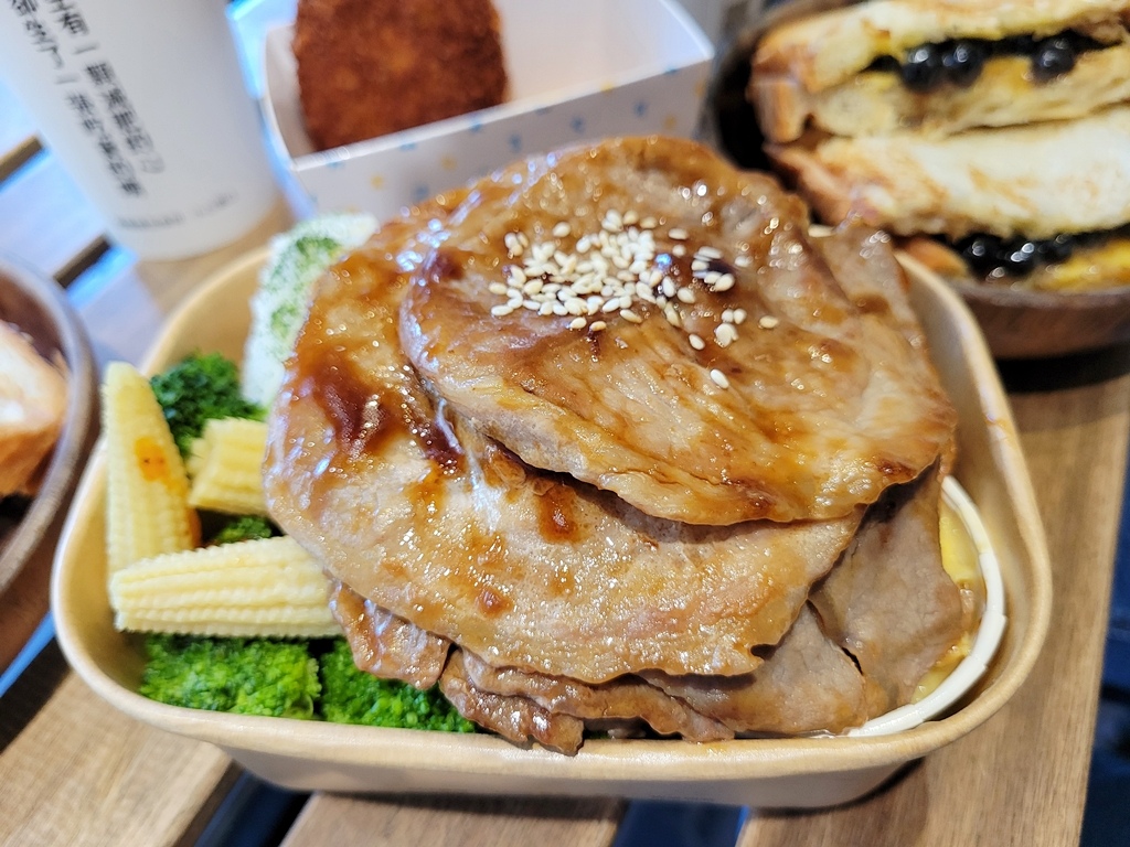 【美食】厭世也要好好吃飯！台中「厭世夯肉」輕食簡餐幫你充滿電