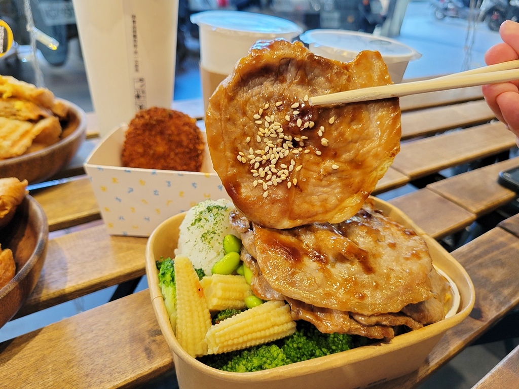 【美食】厭世也要好好吃飯！台中「厭世夯肉」輕食簡餐幫你充滿電