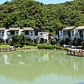 頭目湖 & 沿湖建立的 villa