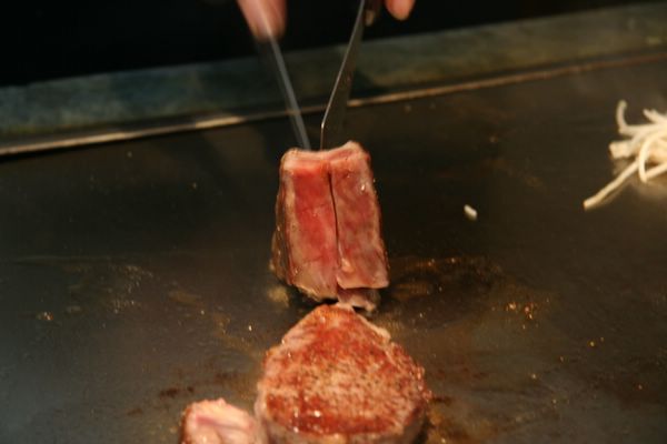 Tor Road Steak Aoyama -- 把厚厚的牛排切開 (3)