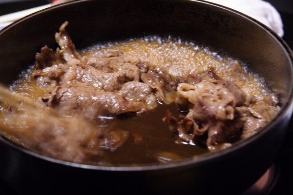すきやきいろは -- 讓牛肉在煮汁內泡煮一會