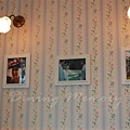 阿甘蝦餐廳 -- 牆上的不是家庭照，是劇照啊！