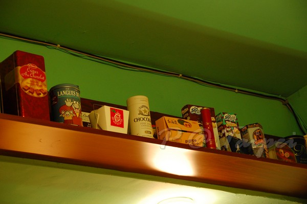 巧克哈客 -- 牆架上的巧克力罐子
