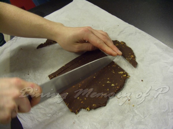 十二月 -- 把巧克力餅乾切成長條狀