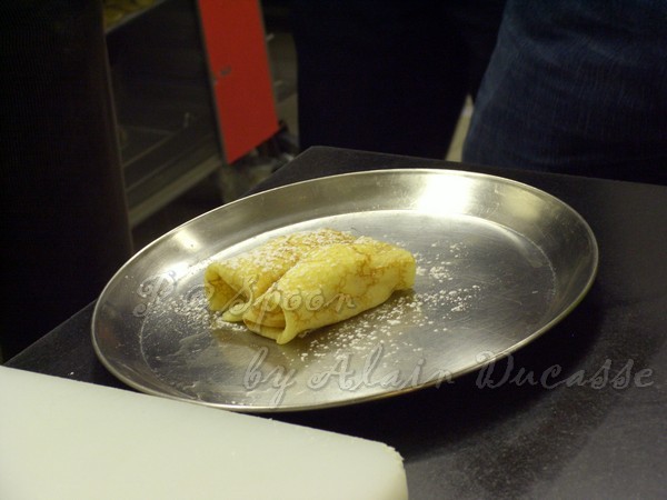 三月 -- 為薄餅卷灑上糖霜粉 (Icing Sugar)