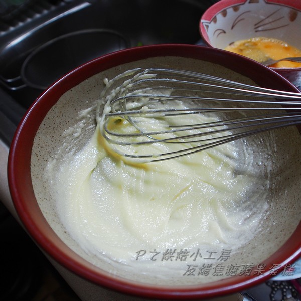 反烤焦糖蘋果蛋糕 - 把軟化奶油與砂糖打成乳霜狀