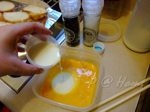 把豆乳加到蛋液中