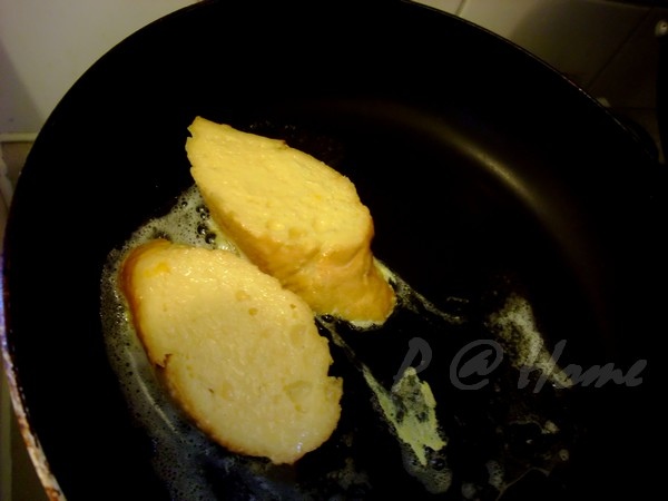 把泡滿蛋汁的麵包以奶油用小火慢煎 
