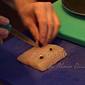 十月 -- 把黑松露小粒鑲進鱸魚肉中 (2)