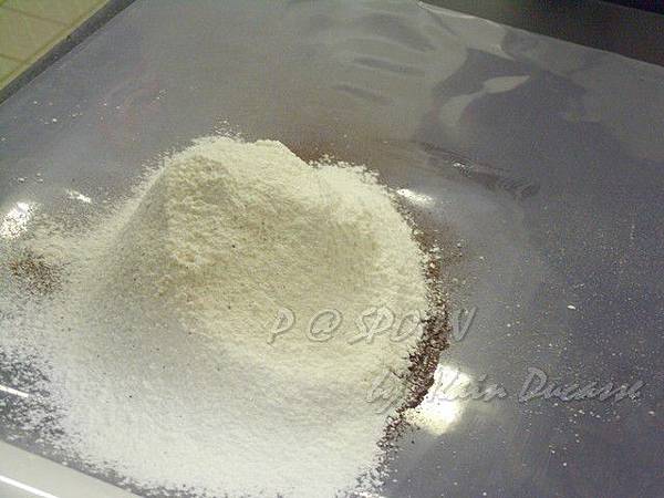 十月 -- 把麵粉篩過、與可可粉混合 (2)