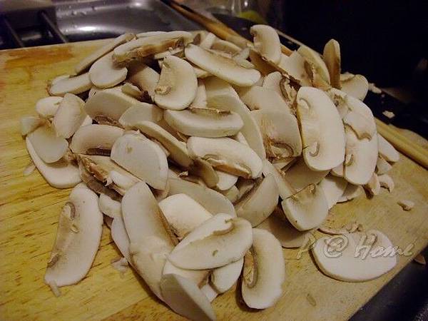 把磨菇切成薄片