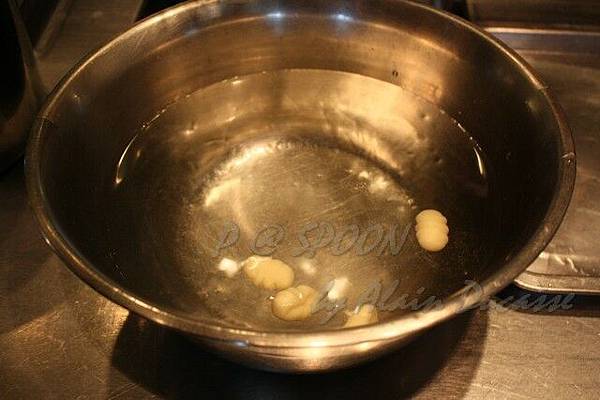十一月 -- 把煮好的馬鈴薯麵糰放到涼水中冷卻 (2)