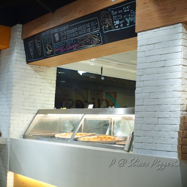 Slices Pizzeria -- 櫃檯