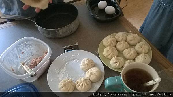 Start to make fried dumplings