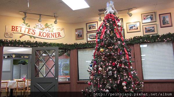 X'mas tree in Bette's Place Restaurant, Hood River Oregon