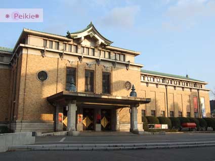 平安神宮旁的京都美術館。古色古香,帶著西洋式味道的建築。招牌上斑駁的痕跡有歷史的味道 平安神宮旁的京都美術館。古色古香,帶著西洋式味道的建築。招牌上斑駁的痕跡有歷史的味道