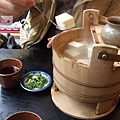 音羽の滝旁的茶屋--京都湯豆腐，很不正統，但也算嚐過了"湯豆腐"，700円