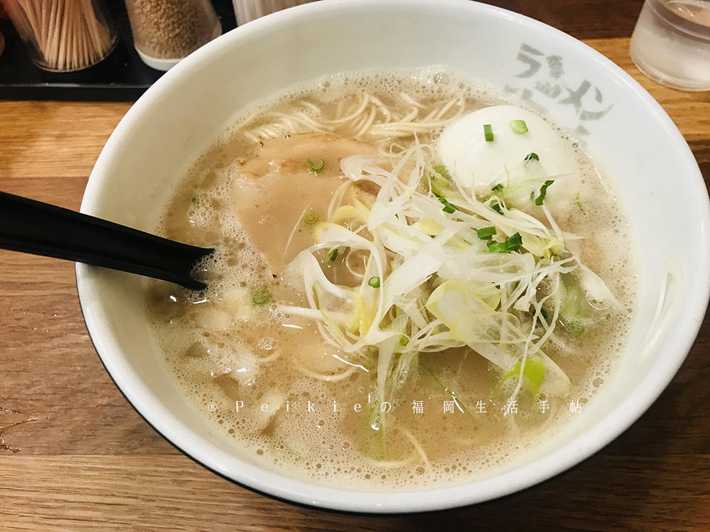 博多站附近的豚骨魚介湯頭・海鳴拉麵