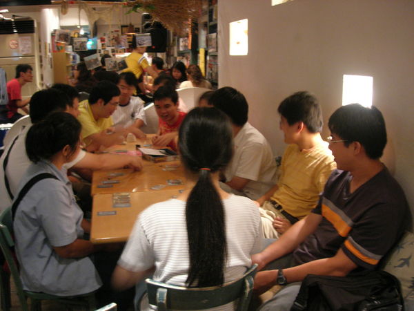 20060722宛儒約女巫店聚餐（玩牌遊戲中）