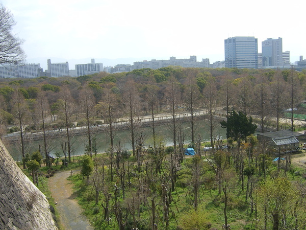 由大阪城的上坡道路俯瞰河堤-記得我還爬上好大的石塊